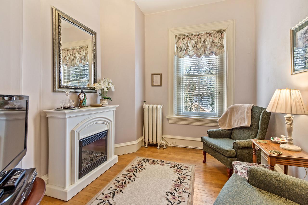 Lovelace Manor Bed And Breakfast Ланкастер Экстерьер фото